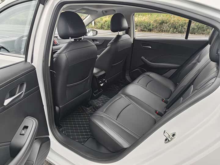 Фото 12 - Roewe i5