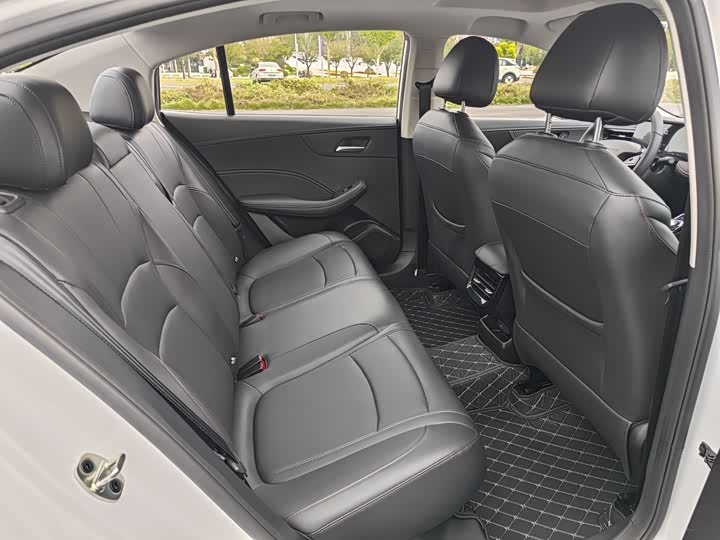 Фото 13 - Roewe i5