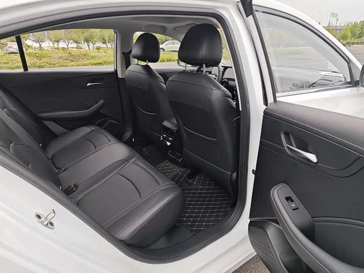 Фото 14 - Roewe i5