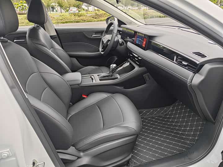 Фото 15 - Roewe i5