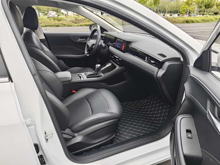 Фото 16 - Roewe i5