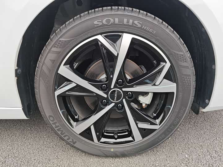 Фото 24 - Roewe i5