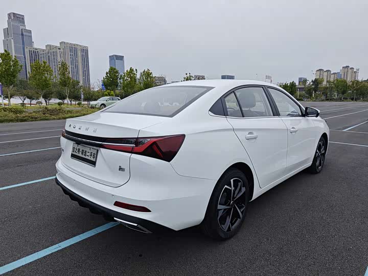 Фото 6 - Roewe i5