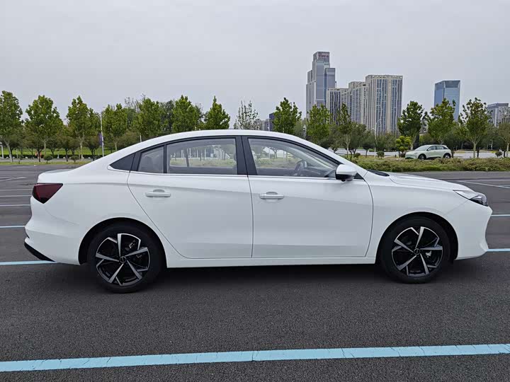 Фото 7 - Roewe i5