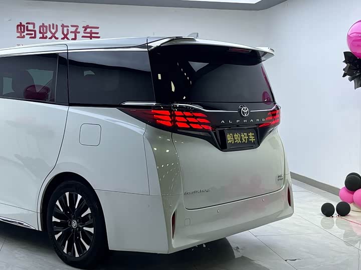 Фото 10 - Toyota Alphard