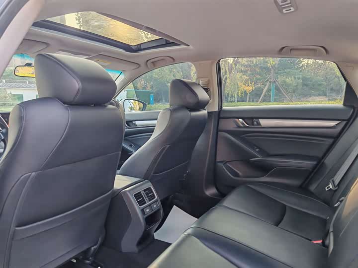 Фото 9 - Honda Accord