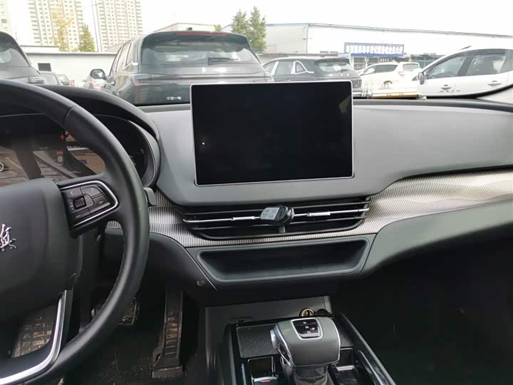 Фото 13 - Hongqi E-QM5