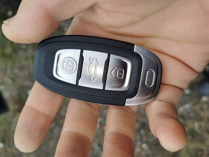 Фото 9 - Hongqi E-QM5