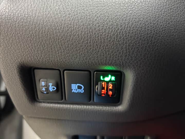 Фото 14 - Toyota C-HR