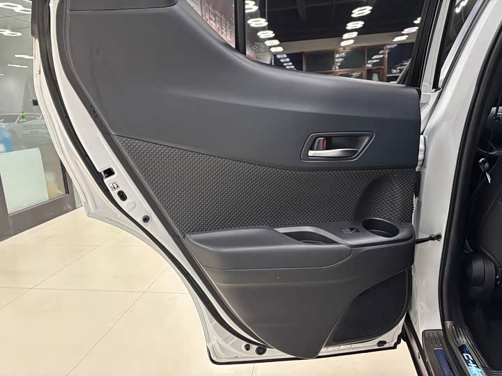 Фото 15 - Toyota C-HR