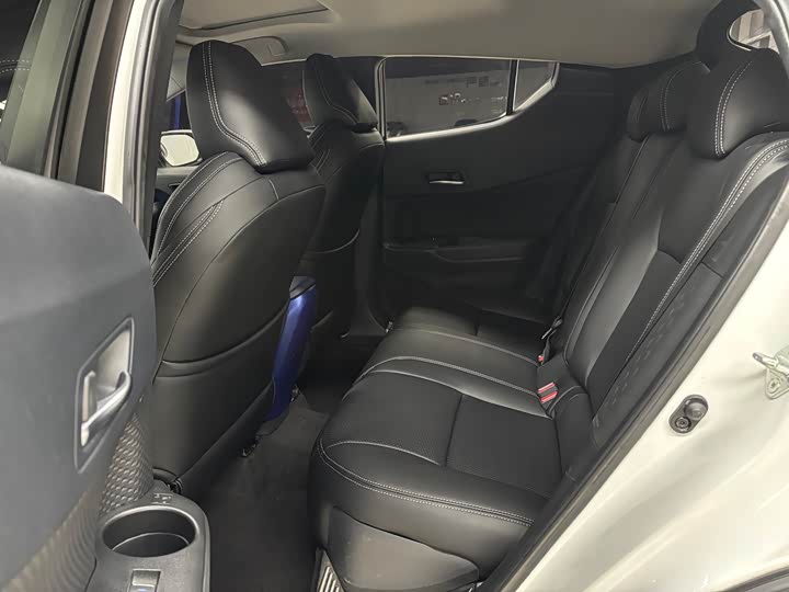 Фото 16 - Toyota C-HR