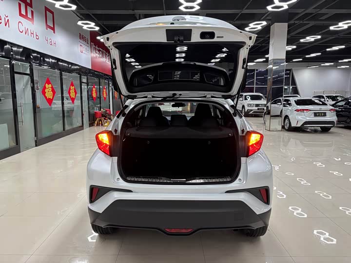 Фото 18 - Toyota C-HR