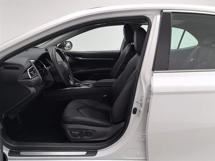 Фото 10 - Toyota Camry