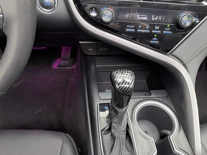 Фото 13 - Toyota Camry