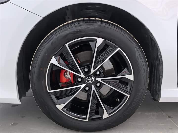 Фото 17 - Toyota Camry