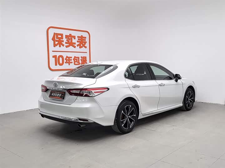 Фото 2 - Toyota Camry