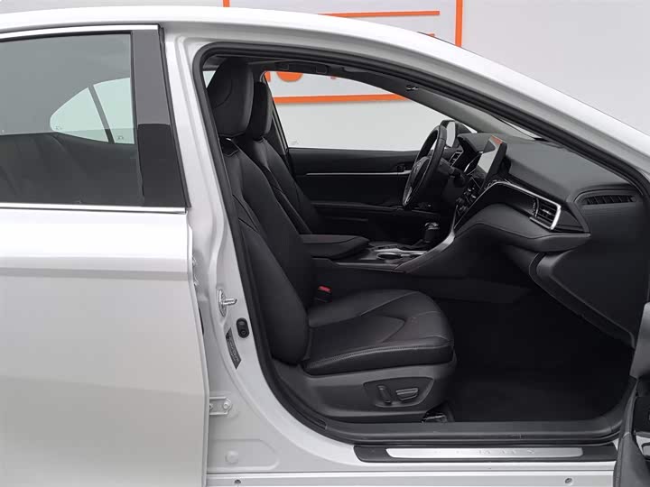 Фото 23 - Toyota Camry