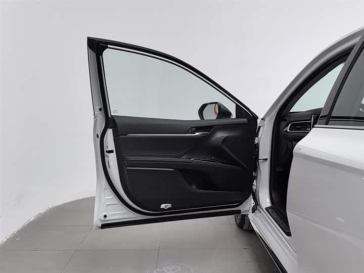 Фото 8 - Toyota Camry