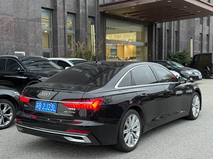 Фото 9 - Audi A6L