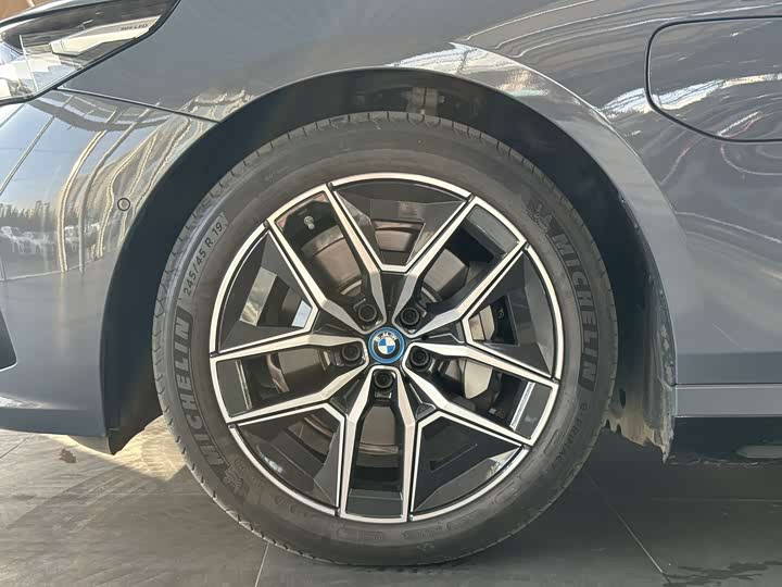 Фото 14 - BMW i5