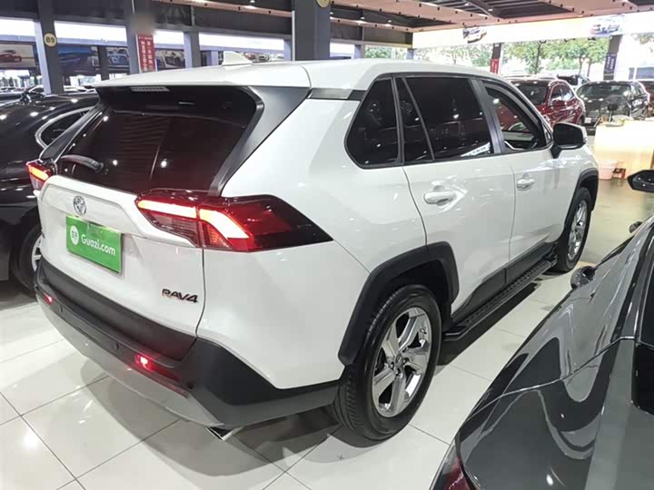 Фото 10 - Toyota RAV4