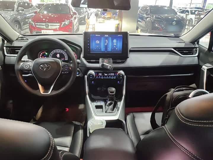 Фото 11 - Toyota RAV4