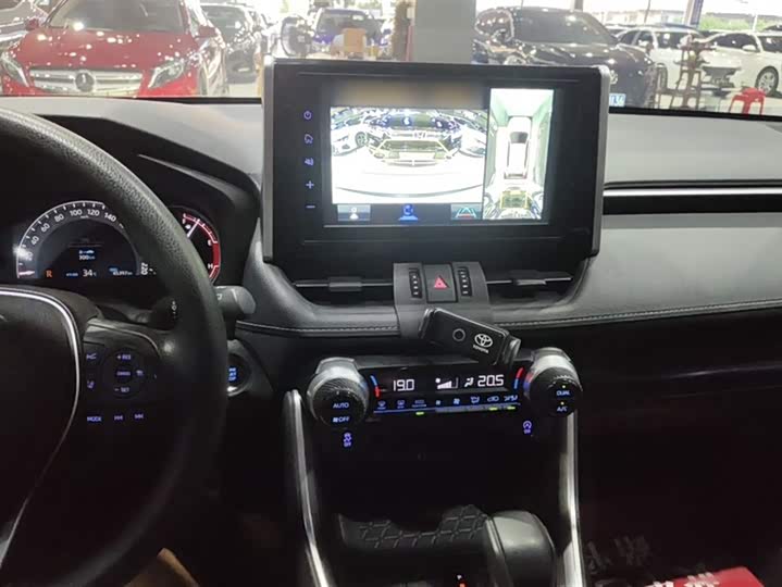 Фото 13 - Toyota RAV4