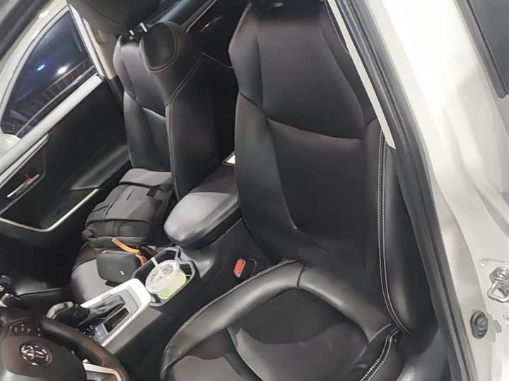 Фото 15 - Toyota RAV4