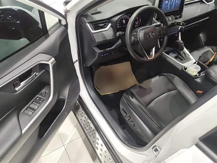 Фото 16 - Toyota RAV4