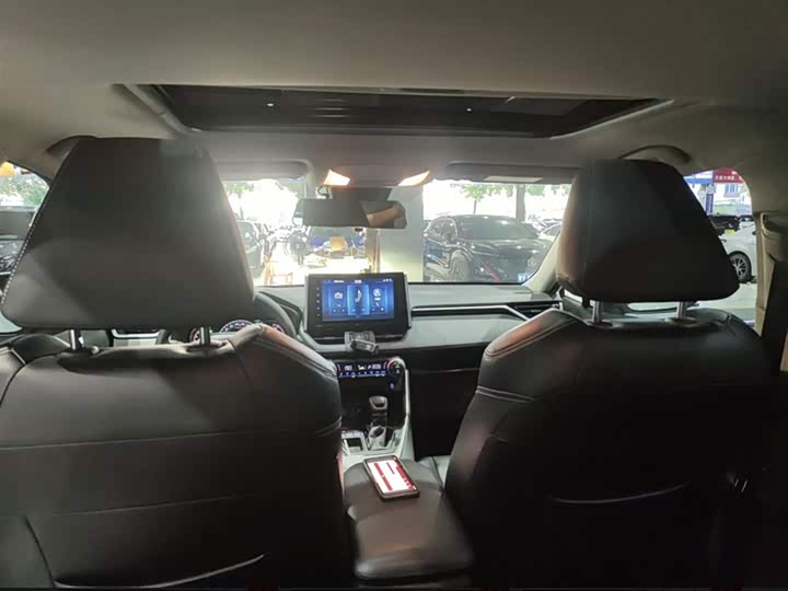 Фото 4 - Toyota RAV4