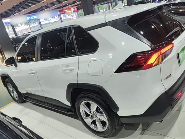 Фото 8 - Toyota RAV4