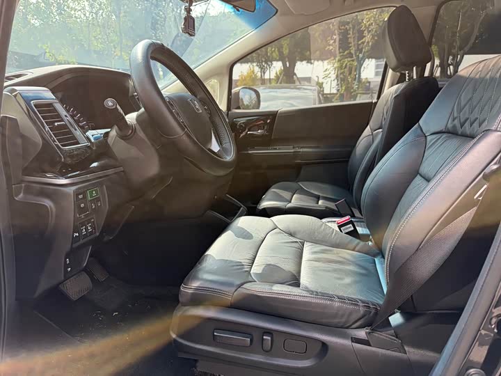 Фото 3 - Honda Elysion