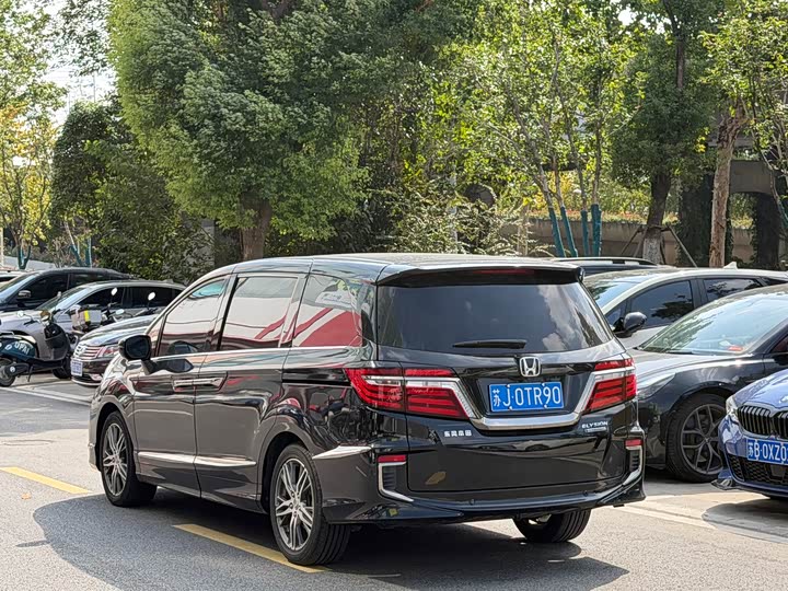 Фото 8 - Honda Elysion