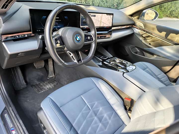 Фото 12 - BMW i5