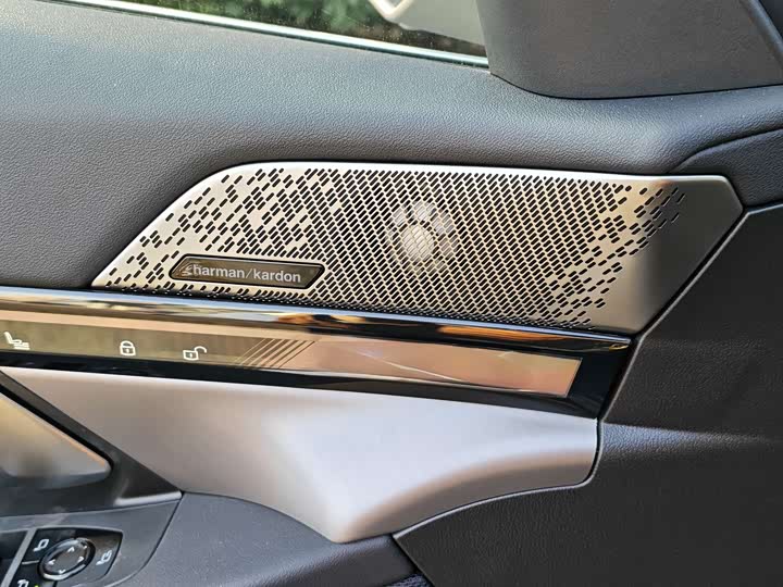 Фото 13 - BMW i5