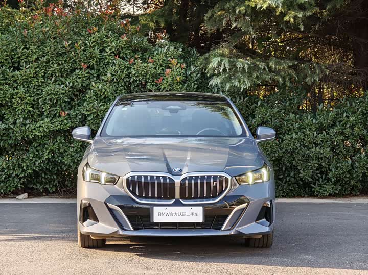 Фото 2 - BMW i5