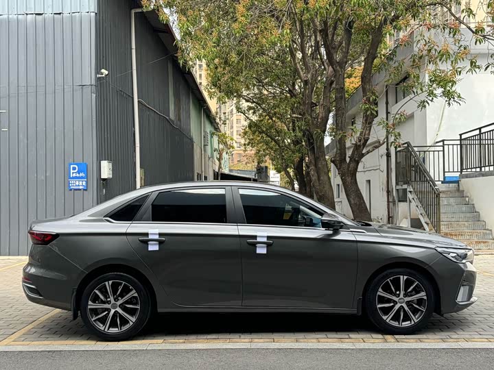 Фото 11 - Geely Emgrand