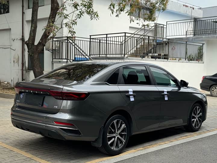 Фото 12 - Geely Emgrand