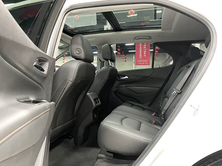 Фото 11 - Chevrolet Equinox