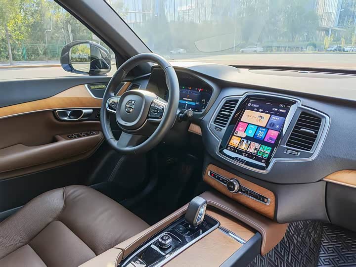 Фото 10 - Volvo XC90