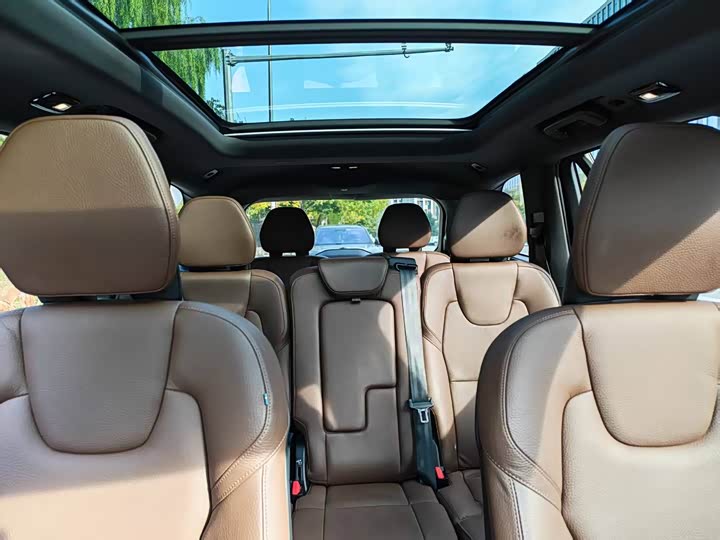 Фото 13 - Volvo XC90