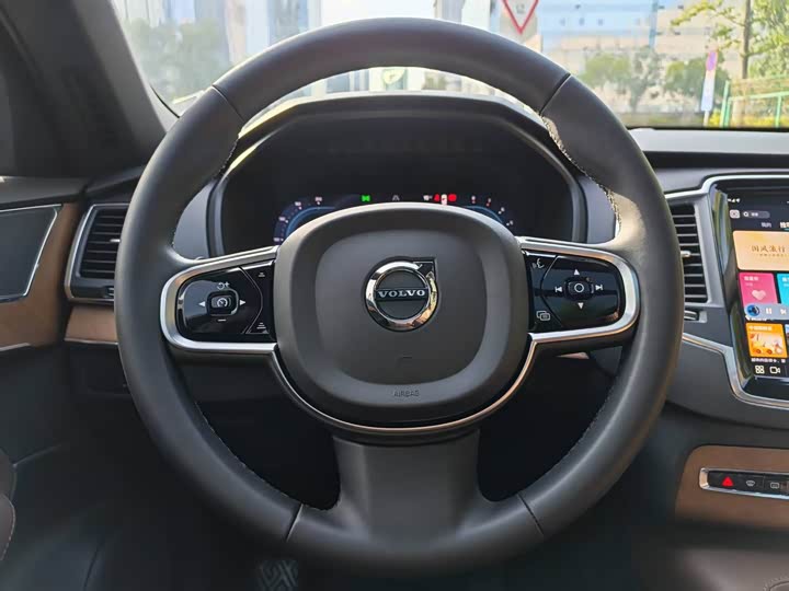 Фото 17 - Volvo XC90