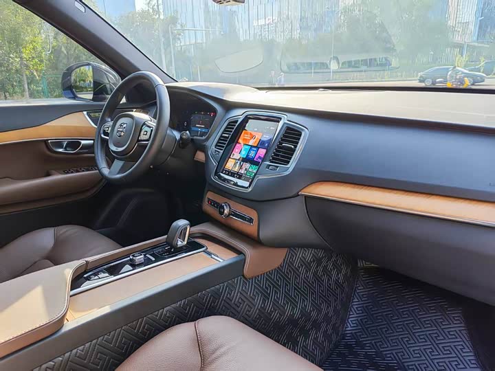 Фото 9 - Volvo XC90