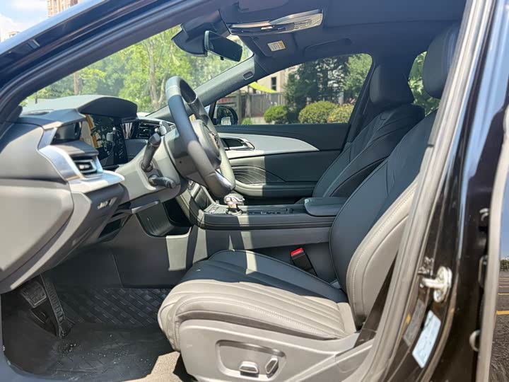 Фото 12 - Hongqi H5