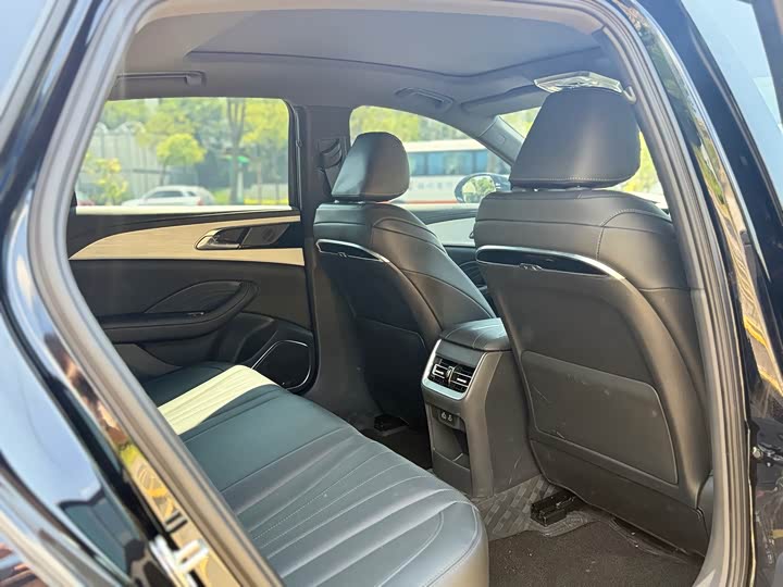 Фото 14 - Hongqi H5