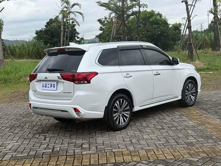 Фото 11 - Mitsubishi Outlander