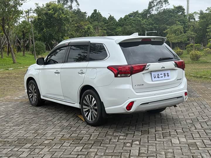 Фото 13 - Mitsubishi Outlander