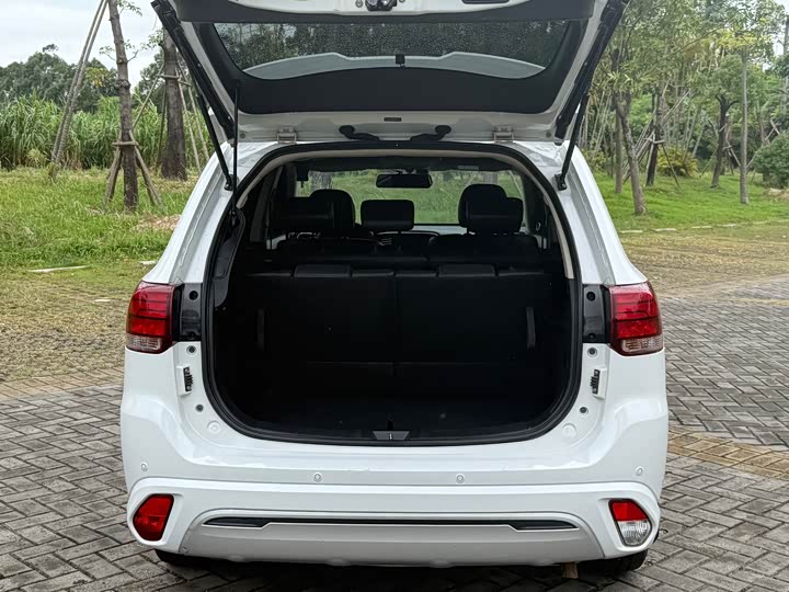 Фото 14 - Mitsubishi Outlander