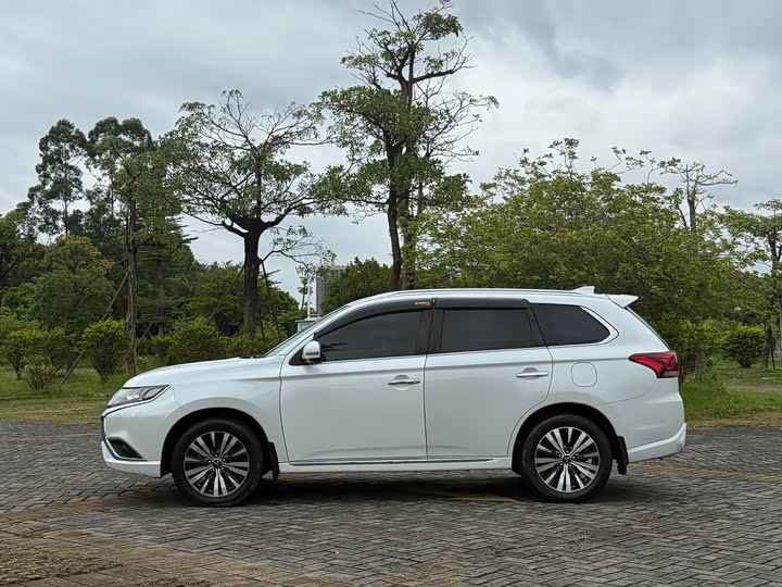 Фото 5 - Mitsubishi Outlander