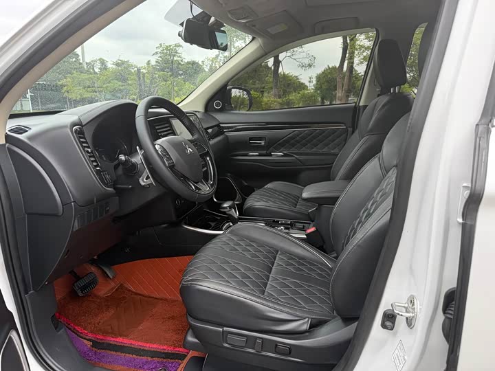 Фото 6 - Mitsubishi Outlander